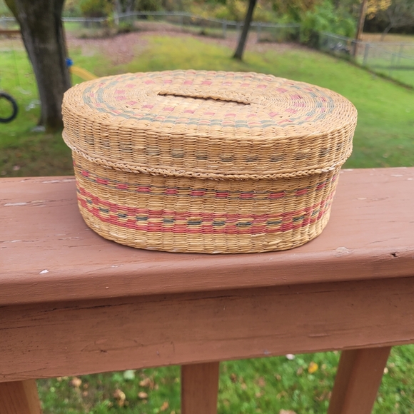 Vtg oval woven sewing basket with lid